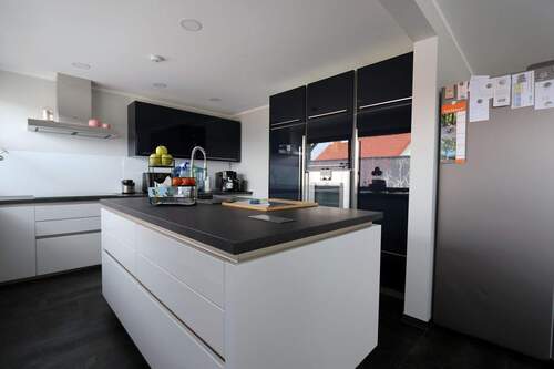 moderne Kücheninsel mit großen Schubladen - 