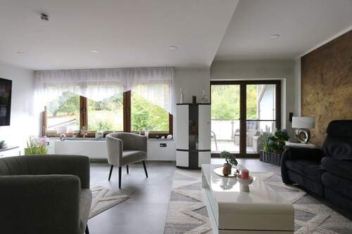 Wohnzimmer mit Balkon - 
