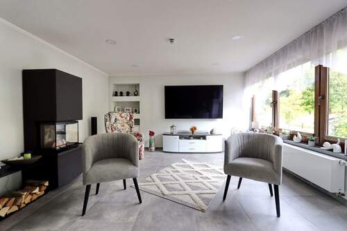 moderner Kamin im Wohnzimmer - 