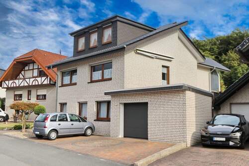 große Garage und Geräteraum - 9 Zimmer Mehrfamilienhaus, Wohnhaus zum Kaufen in Büren