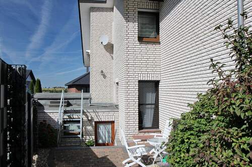 Ausgang des Geräteraums und der Garage - 9 Zimmer Mehrfamilienhaus, Wohnhaus in Büren