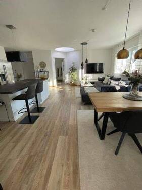 Moderne Wohnküche - Kernsanierte helle 3-Zimmer-Wohnung mit großzügigem Wohn-Essbereich und schönem modernen Bad