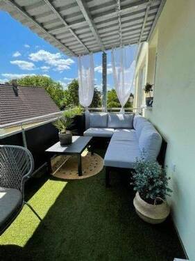 Gemütlicher Balkon mit Sofa - 
