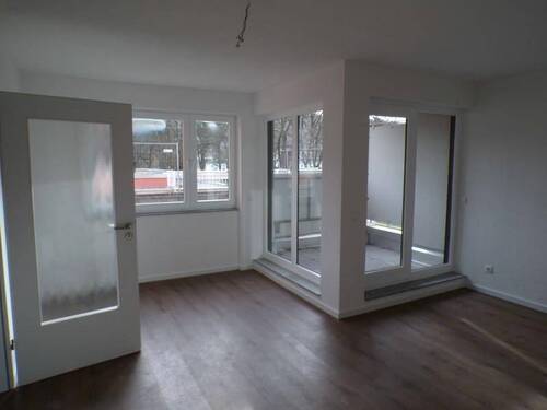 12 Schlafzimmer - Blick Richtung Balkon - 