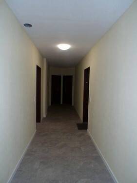 4 Blick vom Hausflur (Eingänge beide links) - 3 Zimmer Etagenwohnung zum Kaufen in Sinzig