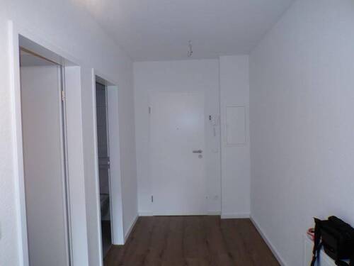 5 Flur - Blick auf Haupteingang - 3 Zimmer Etagenwohnung in Sinzig