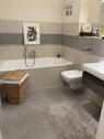 Bad mit Dusche und Wanne - 