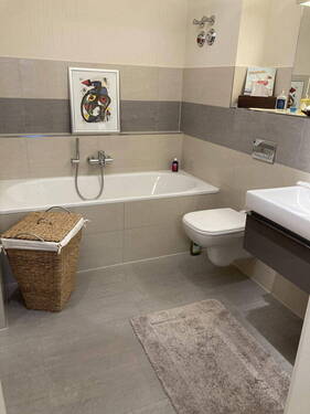 Bad mit Dusche und Wanne - 