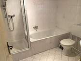 Bad mit Wanne und Dusche - 