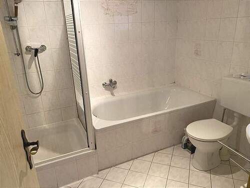 Bad mit Wanne und Dusche - 