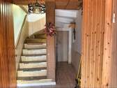 Flur EG mit Treppe zum DG - 