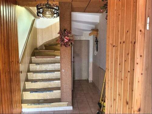 Flur EG mit Treppe zum DG - 