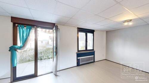 Wohnzimmer mit Übergang zum Balkon - 2 Zimmer Etagenwohnung in Pirmasens