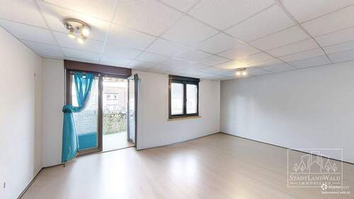 Wohnzimmer mit Übergang zum Balkon - 