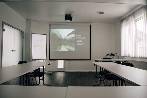 Meetingraum - Beamer und Digitales Flipchart - 