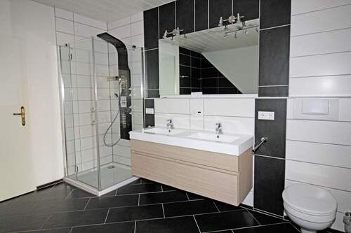 großzügiges Tageslichtbad / OG - 