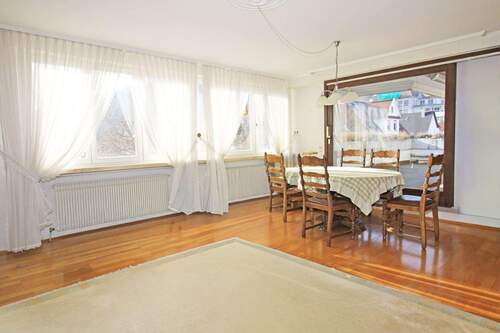 Wohn-/ Essbereich mit Zugang zur Terrasse / DG - 