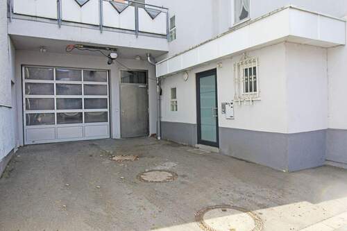 Eingangsbereich und Anlieferung - 1 Zimmer Mehrfamilienhaus, Wohnhaus in Albstadt