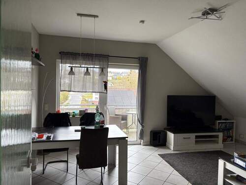 Wohn- und Esszimmer mit Balkon - 4 Zimmer Etagenwohnung in Puderbach