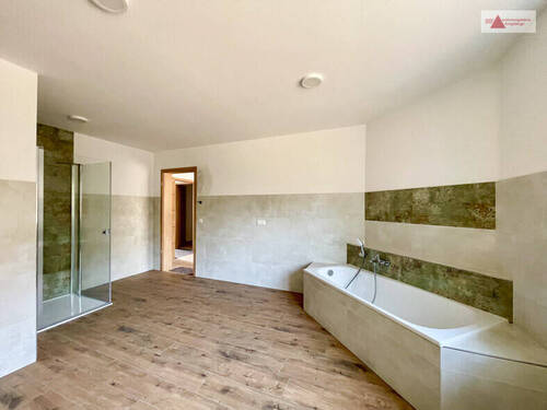 Badezimmer mit Dusche und Badewanne OG_ - 