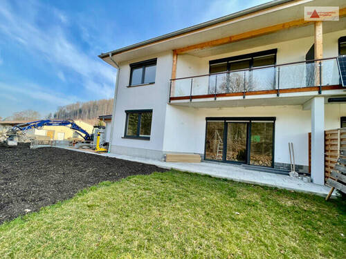 Rückseite mit Terasse und Balkon - 