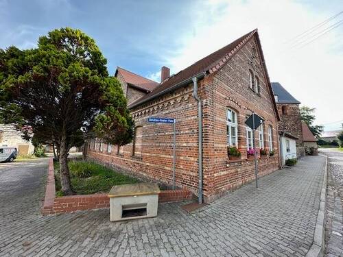 Hausansicht straßenseitig - 9 Zimmer Büro zum Kaufen in Petersberg OT Kütten
