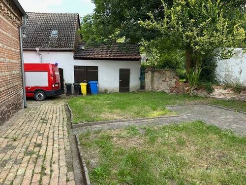 Grundstück mit Nebengebäuden - 