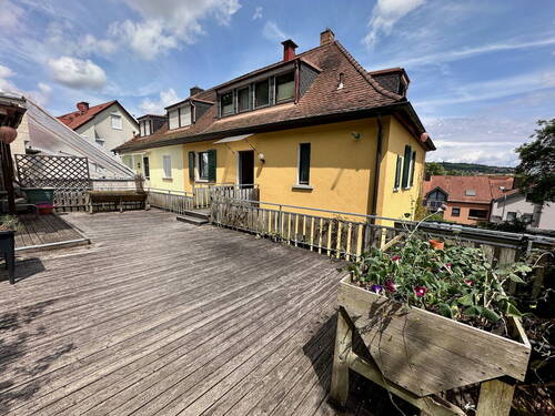 Blick auf Terrasse und Haus - 