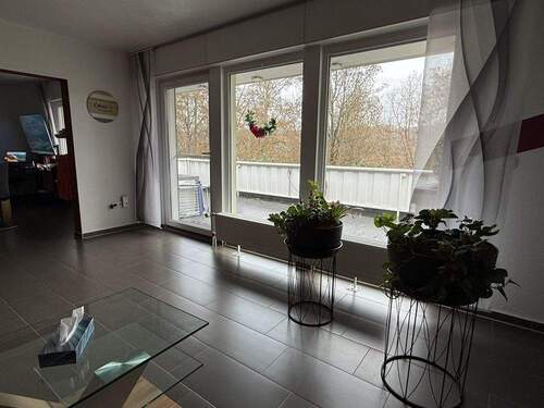 Wohnzimmer mit Zugang zur Terrasse - 