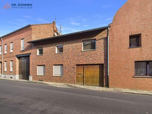 Front - Wohnen mit Charme: Zweifamilienhaus mit Dachterrasse und Innenhof