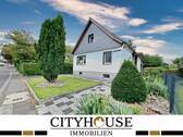 Vorderaufnahme - CITYHOUSE: Freistehendes Einfamilienhaus mit viel Potential, traumhaften großen Grundstück, Garage