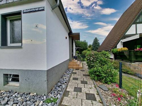 Seitlicher Zugang Haus - 3 Zimmer Einfamilienhaus zum Kaufen in Köln / Longerich