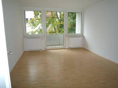 Wohnzimmer mit Balkon - 