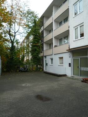 Hauseiongang.jpg - gepflegte, helle,moderne 2 ZW , neues Echtholzparkett, Bad mit Wanne und Fenster, Balkon