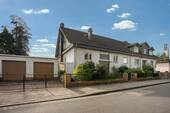 Vorderansicht - Großzügiges Zweifamilienhaus mit weitläufigem Grundstück - Perfekt für Mehrgenerationenwohnen