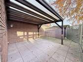 Überdachte Terrasse hinter der Garage - 