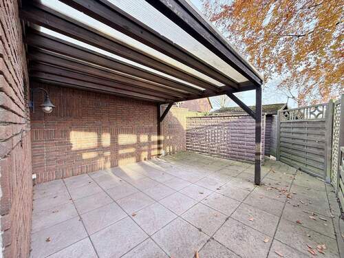 Überdachte Terrasse hinter der Garage - 