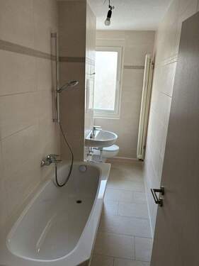 Bad - Erstbezug nach Sanierung - 438,00&nbsp;EUR Kaltmiete, ca.&nbsp; 62,50&nbsp;m&sup2;&nbsp;Wohnfl&auml;che