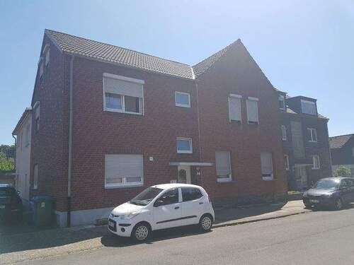 Hausansicht - TOP!!! RENOVIERTES + TOP AUFGETEILTES + GROSSZÜGIGES DACHGESCHOSS APARTMENT in OBERHAUSEN - KLOSTERHARDT!!!