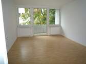 Wohnzimmer mit Balkon - 
