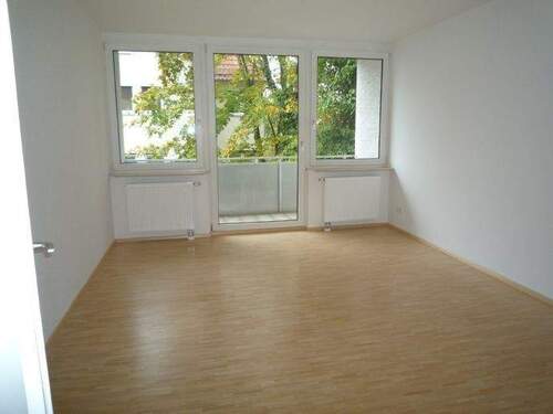 Wohnzimmer mit Balkon - 