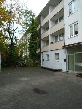 Hauseiongang.jpg - gepflegte, helle,moderne 2 ZW , neues Echtholzparkett, Bad mit Wanne und Fenster, Balkon
