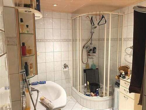 Bad mit Dusche - 