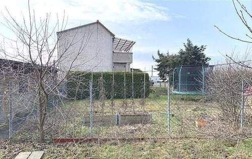 Garten mit Seitenansicht des Hauses - 7 Zimmer Doppelhaushälfte zum Kaufen in Salzatal