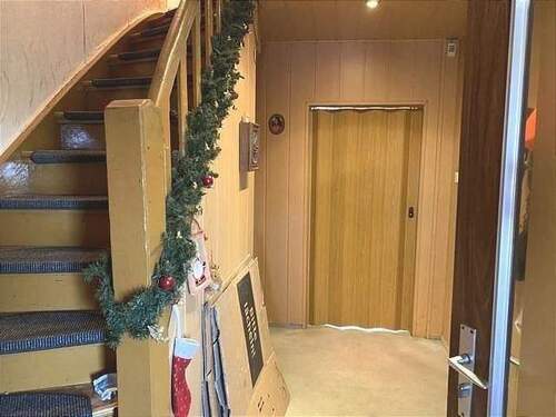 Flur mit Treppe ins DG - 