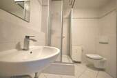 Bad mit Dusche - 