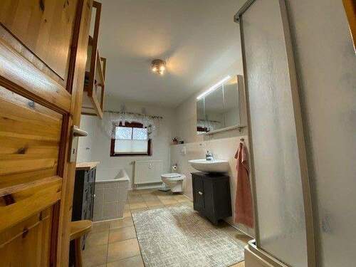 Vollbad im Obergeschoss - 