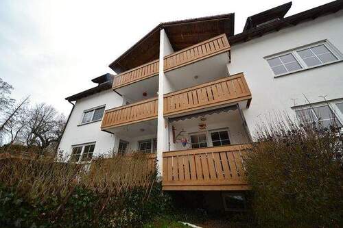 Hausansicht - SfKW - Großzügige Familienwohnung - Balkon - Tageslichtbad mit Badewanne und Dusche - verkehrsgünstiger Lage - Klipphausen