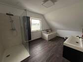 Badezimmer im Dachgeschoss mit Dusche und Badewanne - 