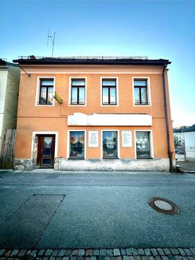 Ansicht mit Eingang - 8 Zimmer Mehrfamilienhaus, Wohnhaus zum Kaufen in Auerbach